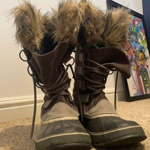 SOREL HIGH GREY BOOTS!
